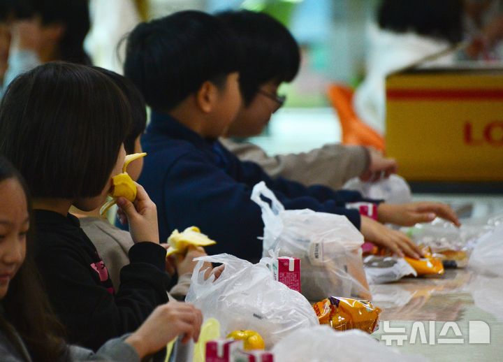 [청주=뉴시스] 서주영 기자 = 지난달 20일 충북 청주시의 한 초등학교에서 학생들이 빵과 우유 등 대체급식을 먹고 있는 모습 2025.11.20. juyeong@newsis.com 