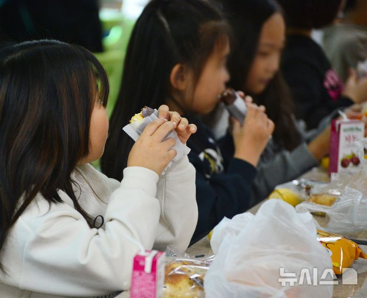 [청주=뉴시스] 서주영 기자 = 전국학교비정규직연대회 소속 노동자들이 파업에 돌입한 20일 충북 청주시의 한 초등학교에서 학생들이 빵과 우유 등 대체급식을 먹고 있다. 사진은 기사 내용과 직접적 연관 없음. 2025.11.20. juyeong@newsis.com 
