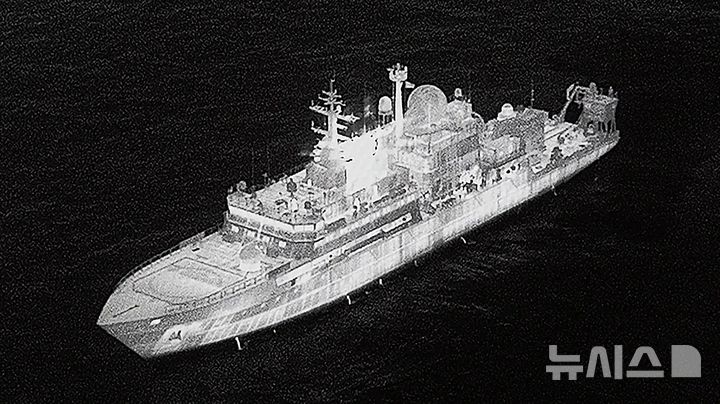 [AP/뉴시스]러시아 선박 얀타르호가 스코틀랜드 인근 영국 해역을 항해하는 모습. (열화상 사진=AP/영국 국방부 제공) 2025.11.20.