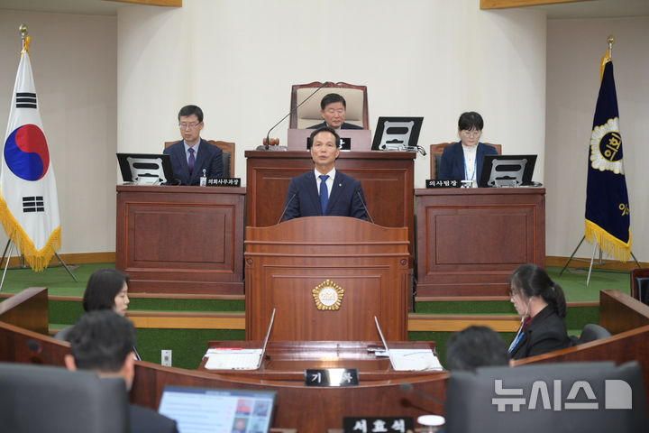 [음성=뉴시스] 조병옥(가운데) 충북 음성군수가 20일 군의회 본회의장에서 시정연설을 하고 있다. 조 군수는 이날 지역경제 선순환 구조를 강화할 내년도 군정 운영 방향을 설명했다. (사진=음성군 제공) 2025.11.20. photo@newsis.com