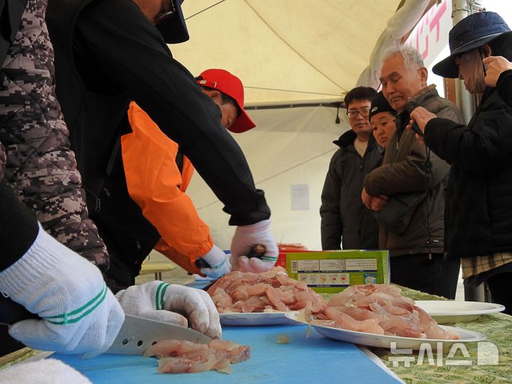 [제주=뉴시스] 김수환 기자 = 지난달 20일 오전 제주 서귀포시 모슬포항 일원에서 열린 제25회 최남단 방어축제에서 방문객들이 자신이 잡은 방어가 손질되길 기다리고 있다. (기사 내용과 관련이 없습니다.) 2025.11.20. notedsh@newsis.com