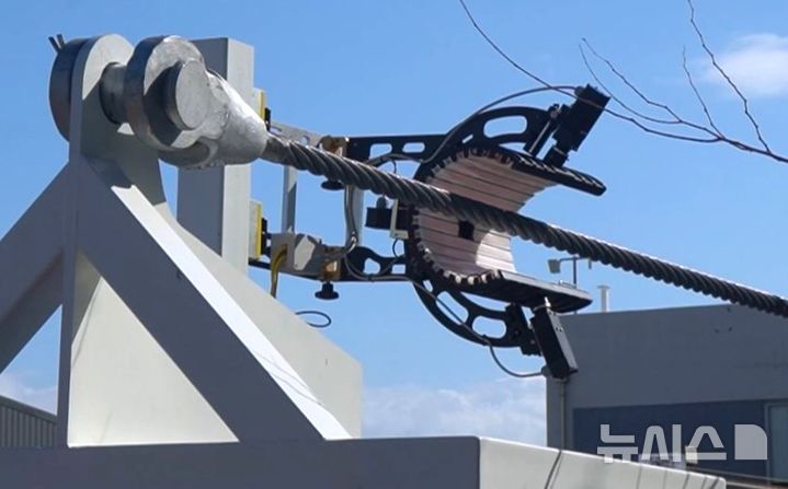 [포항=뉴시스] 송종욱 기자 = 한국로봇융합연구원이 세계 최초로 케이블카·리프트 등 삭도 시설의 원격 검사 로봇 개발을 완료하고, 현장 실증으로 기술의 신뢰성과 상용화를 입증했다. 사진은 지난 11월15일 강원랜드 하이원리조트 현장 테스트에서 와이어 로프 검사 모습. (사진=한국로봇융합연구원 제공) 2025.11.20. photo@newsis.com