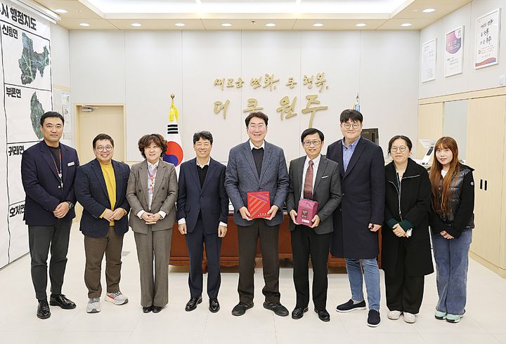 [원주=뉴시스] 엔비디아의 공식 전략 파트너인 리드텍 주세위 컴퓨터사업부 최고책임자가 원주를 방문해 원강수 시장과 공식 접견하는 모습. (사진=원주시 제공) 2025.11.20. photo@newsis.com *재판매 및 DB 금지