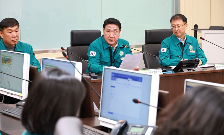 AI방역 회의하는 정영철(가운데) 영동군수 *재판매 및 DB 금지