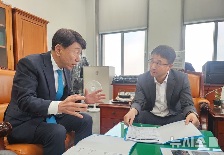 [전주=뉴시스]윤난슬 기자 = 우범기 전주시장(왼쪽)이 20일 국회를 찾아 예산결산특별위원회 위원들을 잇달아 면담하고, 주요 사업의 필요성과 당위성을 설명하며 국회 단계 예산 반영을 요청했다. (사진=전주시 제공) 2025.11.20. photo@newsis.com 