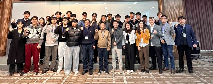 [대전=뉴시스] 우송대 RISE사업단 '2025 대전형 공유대학 해커톤 경진대회' 기념촬영. (사진=우송대 제공) 2025.11.20. photo@newsis.com *재판매 및 DB 금지