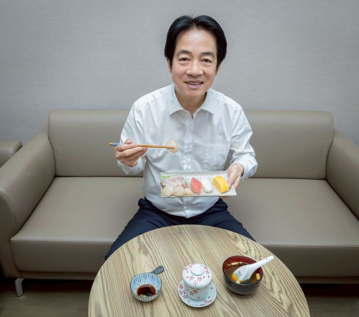 [서울=뉴시스]다카이치 사나에 일본 총리의 대만 관련 발언 이후 중국 정부가 일본산 수산물 수입을 재차 중단한 가운데, 라이칭더 대만 총통이 일본산 수산물을 섭취하는 사진을 공개하며 일본 지지 의사를 간접적으로 표명했다. <사진출처: 페이스북> 2025.11.20.