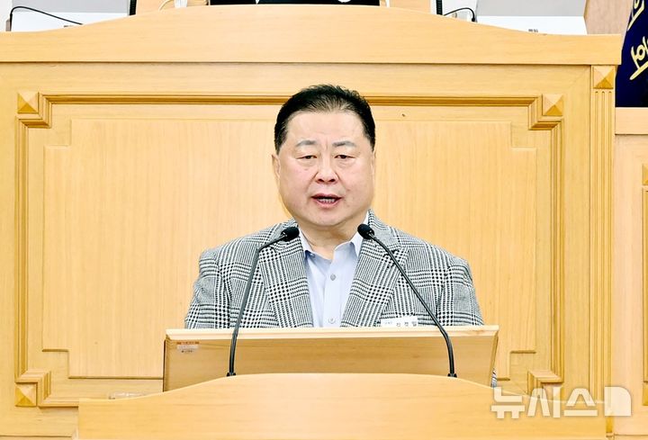 [파주=뉴시스]김경일 파주시장이 20일 열린 파주시의회 '제260회 제2차 정례회'에서 시정연설을 통해 2026년 시정운영 방향에 대해 설명하고 있다. 2025.11.20 photo@newsis.com