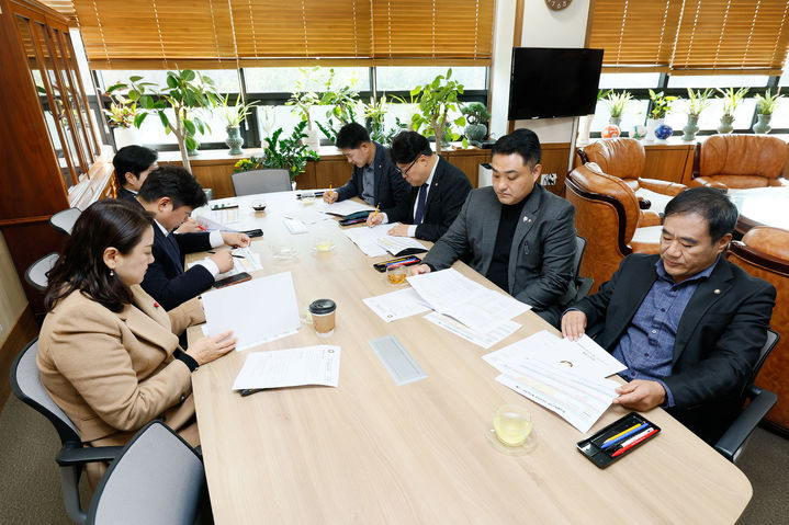 [화성=뉴시스]화성시의회 '동탄 유통3부지 개발 갈등조정 특별위원회' 소속 의원들이 20일 의장실에서 공식 활동에 앞서 간담회를 진행 중이다.(사진=화성시의회 제공)2025.11.20.photo@newsis.com *재판매 및 DB 금지