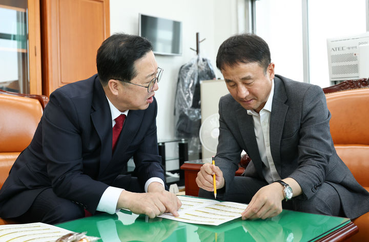 [대전=뉴시스]이장우 대전시장이 20일 한병도 국회 예산결산위원장에게 대전 국비 지원 핵심 사업을 설명하고 있다. (사진=대전시 제공) 2025. 11. 20 photo@newsis.com *재판매 및 DB 금지