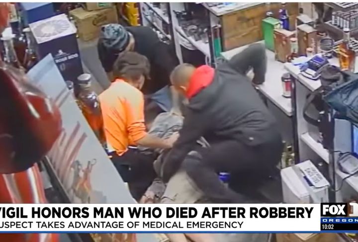 [뉴시스] 검은색 재킷과 빨간색 후드티를 입은 용의자가 지난 10월25일 미국 포틀랜드 주류 매장에서 쓰러진 제이슨 헤이를 수색하고 있다. (사진출처: KPTV 폭스 15 캡처) 2025.11.19