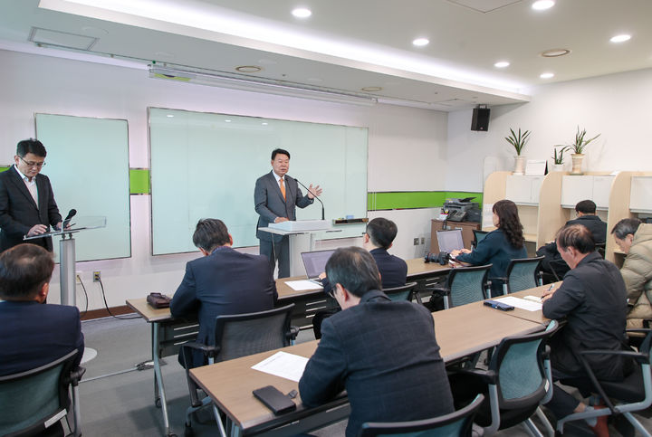 [당진=뉴시스] 오성환 당진시장이 20일 당진시청 브리핑룸에서 최근 충남도선거관리위원회가 자신을 공직선거법 위반 혐의로 검찰에 고발한 데 대한 입장을 밝히고 있다. (사진=당진시 제공) 2025.11.20. photo@newsis.com *재판매 및 DB 금지