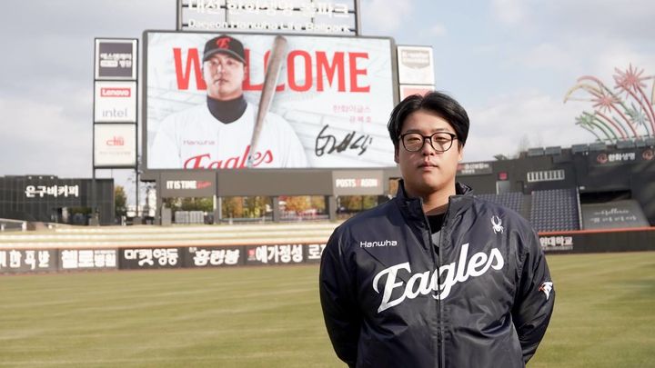 [서울=뉴시스] 강백호가 20일 대전 한화생명볼파크에서 프로야구 한화 이글스와 프리에이전트(FA) 계약을 마친 뒤 기념사진을 찍고 있다. (사진=한화 이글스 제공) 2025.11.20. *재판매 및 DB 금지