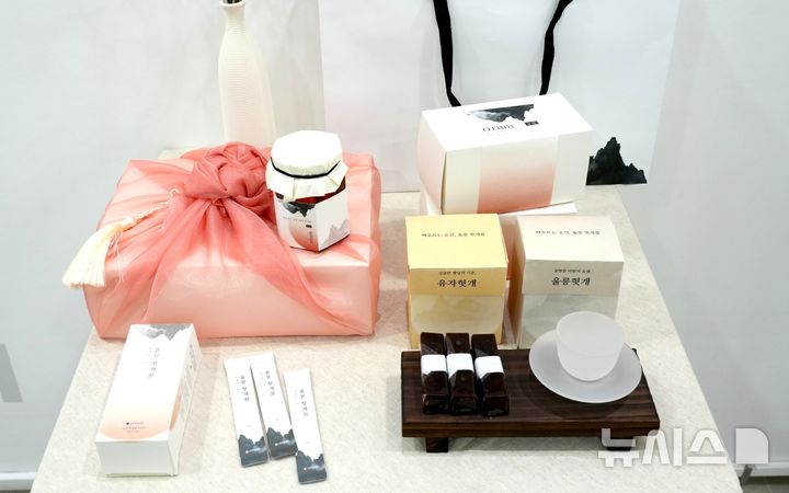 [포항=뉴시스] 송종욱 기자 = 한동대학교가 지역 혁신 집중 학기로 울릉도의 새로운 가치와 가능성을 제안하는 디자인 전시회 '울릉올랭 디자인 울릉 탐구생활'을 이달 27일부터 울릉군에서 개최한다. 사진은 울릉도 특산물 호박을 활용한 스킨 케어 브랜드 '오륨(O-rum)' 제품 디자인. (사진=한동대 제공) 2025.11.20. photo@newsis.cim