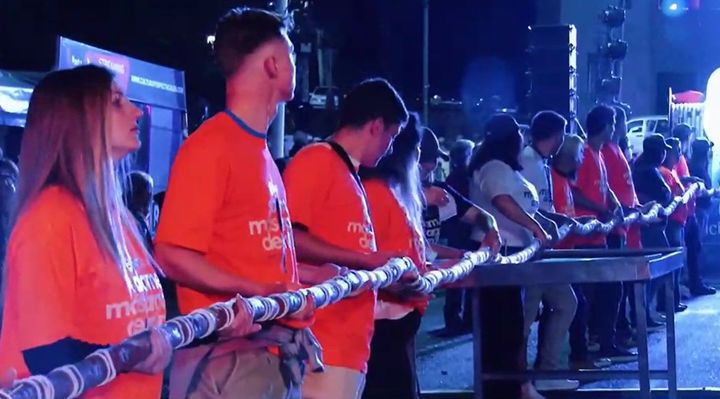 [뉴시스]차시나르 축제에서 세계에서 가장 긴 살라미 소시지를 들고 있는 사람들. (사진 = MDZOL 캡처) *재판매 및 DB 금지