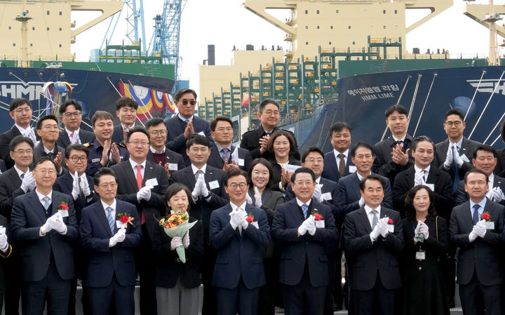 [무안=뉴시스] 김영록 전남지사와 전재수 해양수산부장관 등이 20일 영암 삼호읍 HD 현대삼호에서 열린 HMM사의 클로버(CLOVER)호 명명식 행사에 참여하고 있다. (사진 = 전남도 제공). 2025.11.20. photo@newsis.com *재판매 및 DB 금지