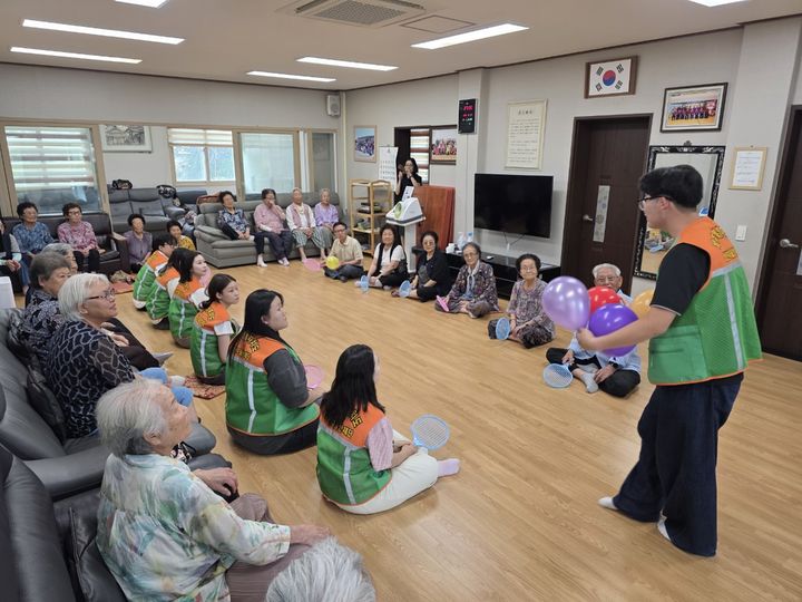 [제주=뉴시스] 제주청년자율방재단이 지역 경로당을 방문해 참여형 프로그램을 운영하고 있다. (사진=제주도 제공) 2025.11.20. photo@newsis.com *재판매 및 DB 금지