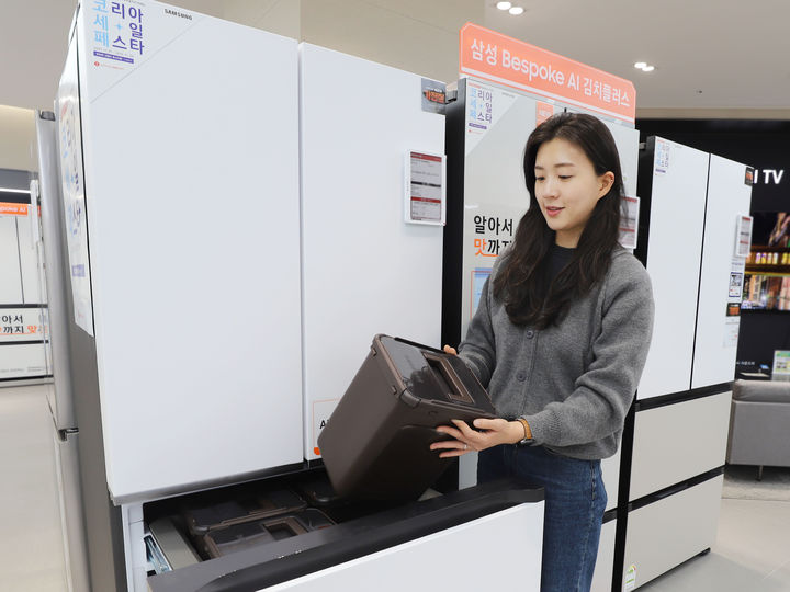 [서울=뉴시스] 롯데하이마트가 김장 시즌을 맞아 오는 30일까지 김치냉장고 할인 혜택을 제공한다고 21일 밝혔다. (사진=롯데하이마트 제공) *재판매 및 DB 금지