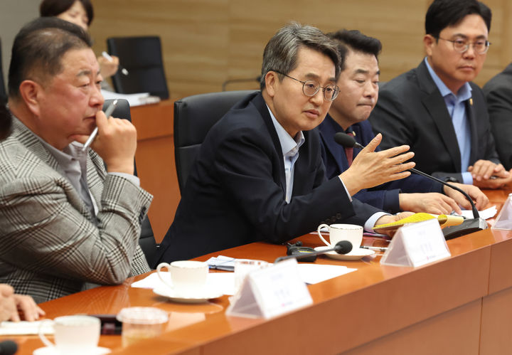 [수원=뉴시스] 20일 오후 김동연 지사가 파주 LG디스플레이 국내복귀 투자현장을 방문해 관계자들과 간담회를 하고 있다. (사진=경기도 제공) 2025.11.20. photo@newsis.com *재판매 및 DB 금지