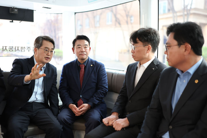 [수원=뉴시스] 20일 오후 파주시 경기미래교육 파주캠퍼스에서 김동연 지사가 박정 국회의원, 관계자들과 자율주행차량 시승을 하고 있다. (사진=경기도 제공) 2025.11.20. photo@newsis.com *재판매 및 DB 금지