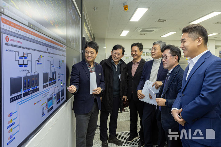 [의왕=뉴시스] 한채훈(사진 오른쪽 첫 번째)·김태홍(두 번째) 시 의원이 롯데프리미엄아울렛 의왕점 중수도 운영 현장을 방문한 가운데 관계자로부터 설명을 듣고 있다. (사진=의왕시 의회 제공).2025.11.20. photo@newsis.com 