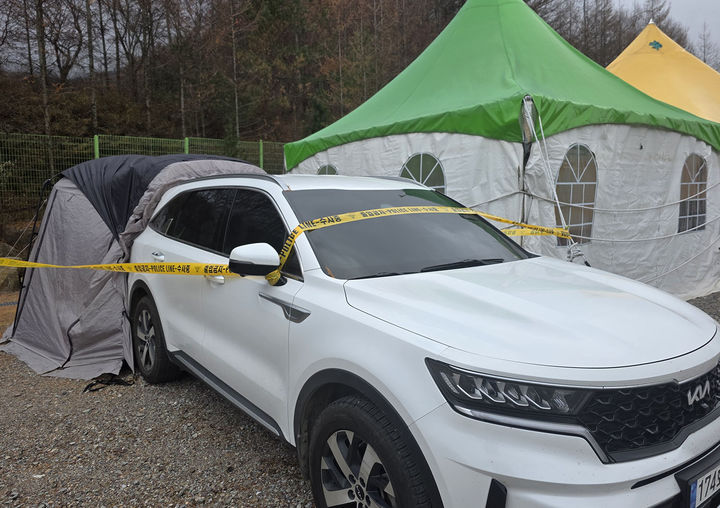 20일 태백산국립공원 유일사 제2주차장에 주차된 SUV차량과 텐트주변에 경찰이 설치한 폴리스 라인이 쳐져 있다. 지난 18일 차박현장에서 40대와 50대 남녀가 숨진 채 발견된바 있다.(사진=뉴시스) *재판매 및 DB 금지