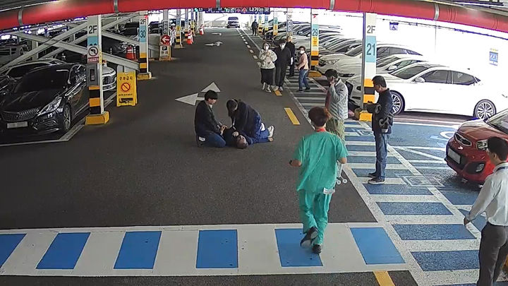 [천안=뉴시스] 최초 발견자 CPR 시행 및 단국대병원 신속대응팀 도착 모습.(사진=단국대학교병원 제공).2025.11.20.photo@newsis.com. *재판매 및 DB 금지