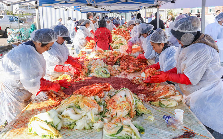 20일 삼척사회복지관 주차장일원에서 삼척시여성단체협의회와 자원봉사자 등이 참석한 가운데 따뜻한 겨울나기 김장나눔 행사가 진행되고 있다.(사진=삼척시 제공) *재판매 및 DB 금지