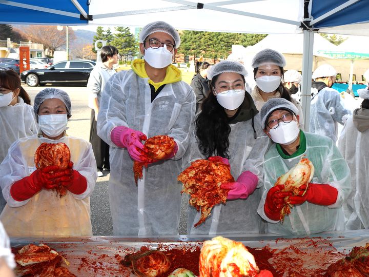 한서대 유학생들이 김치를 들고 단체 기념 촬영