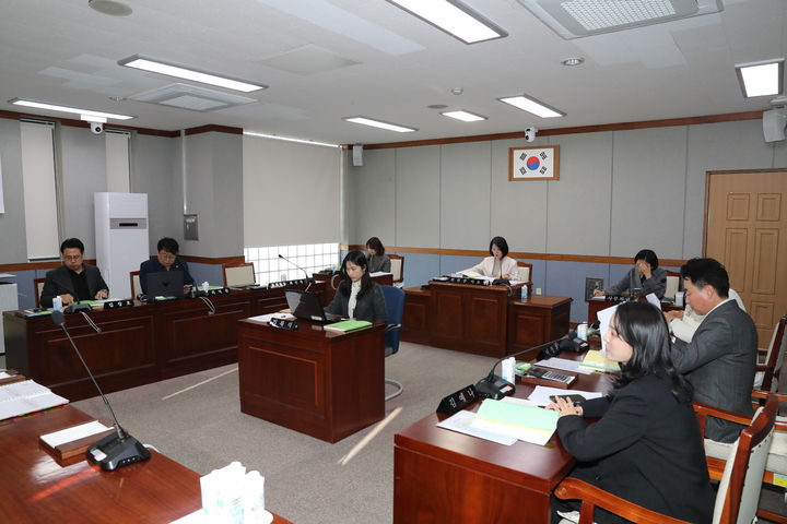 [울산=뉴시스] 20일 울산 남구의회 복지건설위원회가 남구청 복지교육국을 대상으로 행정사무감사를 진행하고 있다. (사진=울산 남구의회 제공) 2025.11.20. photo@newsis.com *재판매 및 DB 금지