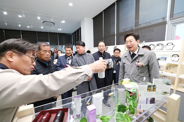 [원주=뉴시스] 중소기업 제품 전시판매장 개장식. (사진=원주시 제공) 2025.11.20. photo@newsis.com *재판매 및 DB 금지