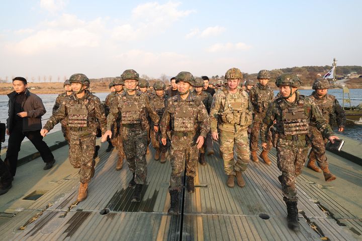 [서울=뉴시스] 진영승 합동참모의장은 2025년 호국훈련에 매진하고 있는 7기동군단 예하 기계화부대 쌍방훈련 간 도하작전 현장과 대화력전 수행태세를 완비하고 있는 육군 미사일전략사령부 예하 미사일대대를 방문해 작전수행태세를 점검했다. (사진=합동참모본부 제공) 2025.11.20. photo@newsis.com *재판매 및 DB 금지