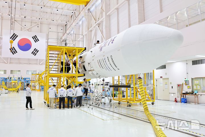 [서울=뉴시스]19일 전라남도 고흥에 위치한 나로우주센터 조립동에서 연구진들이 누리호 4차 발사 총조립 작업을 수행하고 있다. (사진=우주항공청 제공)