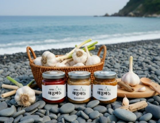 [태안=뉴시스] 태안군 근흥면 가의도 주민들과 한식전문가가 참여해 개발한 6쪽마늘 가공품 3종 세트. (사진=태안군 제공) 2025.11.20. photo@newsis.com *재판매 및 DB 금지