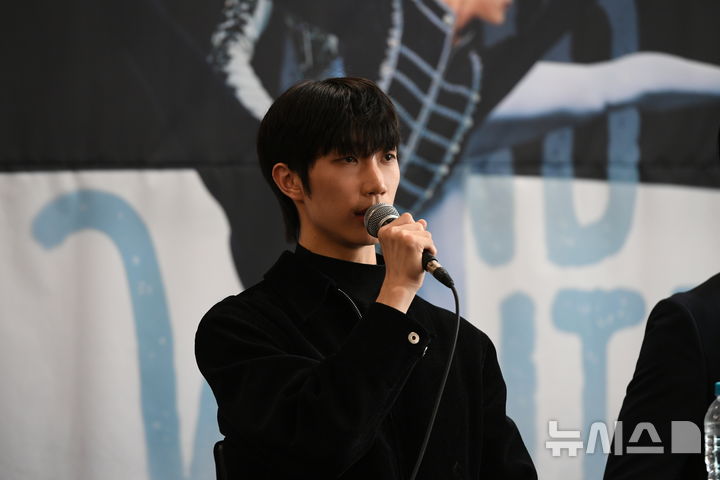 [서울=뉴시스]20일 마포아트센터에서 발레 갈라 '블랙앤화이트' 기자간담회가 열렸다. 발레리노 김유찬이 발언하고 있다. (사진=마포문화재단 제공) 