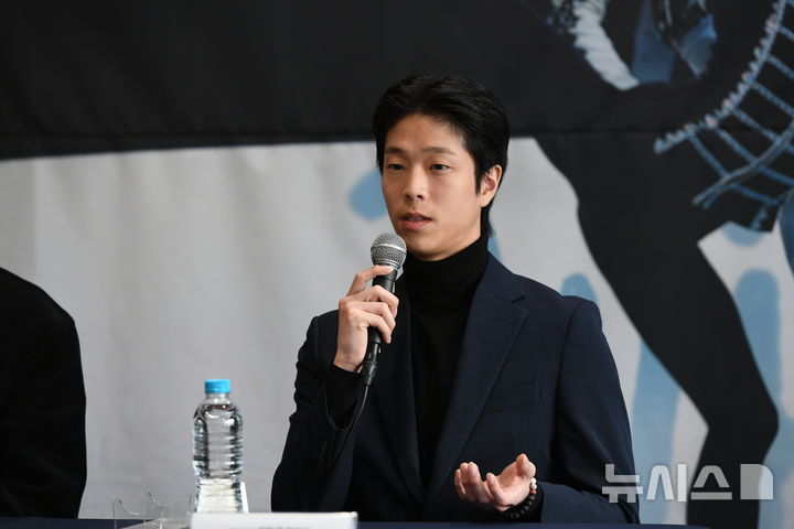 [서울=뉴시스]20일 마포아트센터에서 발레 갈라 '블랙앤화이트' 기자간담회가 열렸다. 발레리노 정성욱이 발언하고 있다. (사진=마포문화재단 제공) 