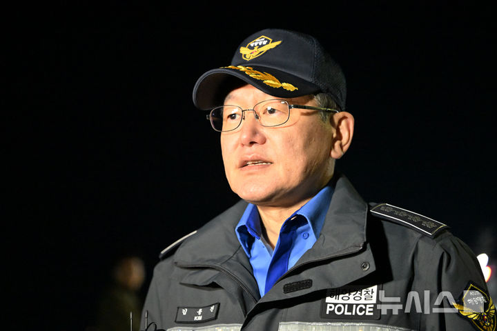 [목포=뉴시스] 이영주 기자 = 김용진 해양경찰청장이 19일 오후 전남 목포시 해경부두에서 퀸제누비아2호 좌초 관련 브리핑에 나서고 있다. 2025.11.19. leeyj2578@newsis.com