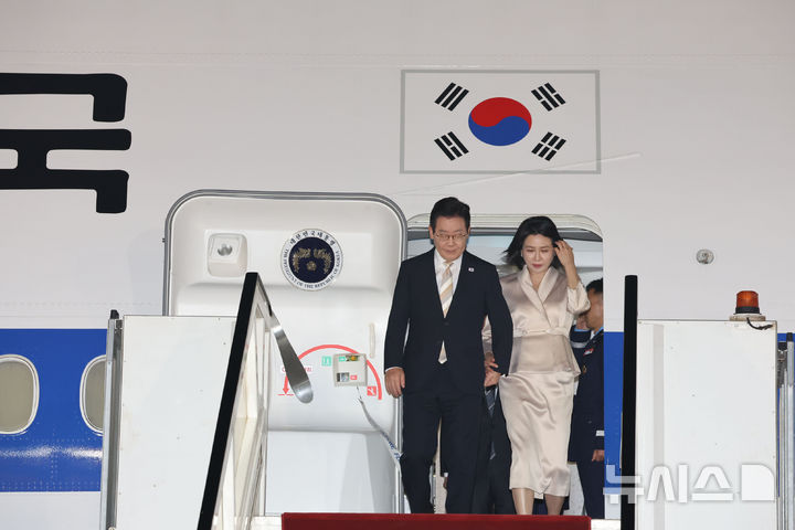 [카이로=뉴시스] 최동준 기자 = 이집트를 공식 방문한 이재명 대통령과 김혜경 여사가 19일(현지 시간) 카이로 국제공항에 도착해 공군1호기에서 내리고 있다. 2025.11.20. photocdj@newsis.com