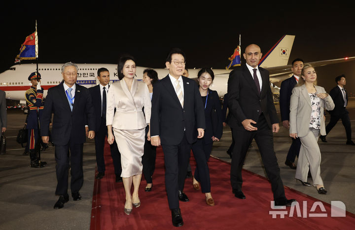 [카이로=뉴시스] 최동준 기자 = 이집트를 공식 방문한 이재명 대통령과 김혜경 여사가 19일(현지 시간) 카이로 국제공항에서 이동하고 있다. 2025.11.20. photocdj@newsis.com