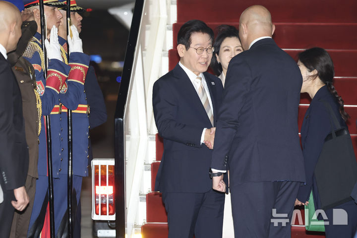 [카이로=뉴시스] 최동준 기자 = 이집트를 공식 방문한 이재명 대통령과 김혜경 여사가 19일(현지 시간) 카이로 국제공항에서 환영 인사들과 인사하고 있다. 2025.11.20. photocdj@newsis.com