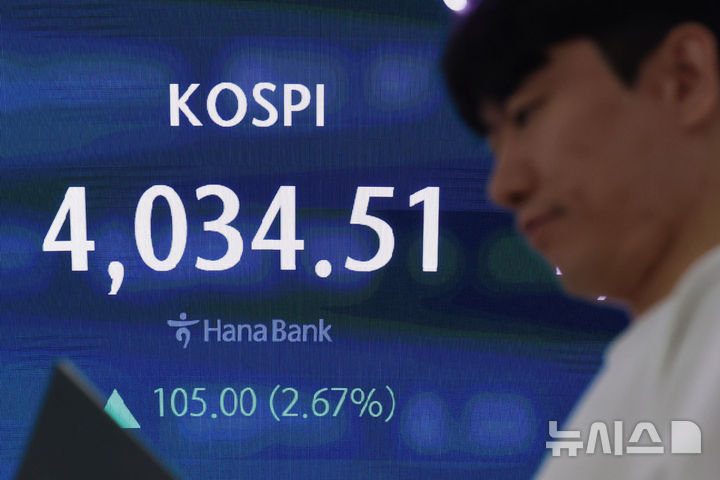 [서울=뉴시스] 권창회 기자 = 20일 오전 서울 중구 하나은행 딜링룸에서 딜러들이 업무를 보고 있다. 코스피가 전 거래일 대비 101.46포인트(2.58%) 오른 4030.97에 출발했다. 원달러 환율은 1.8원 오른 1467.4원으로, 코스닥지수는 12.78포인트(1.47%) 상승한 884.10에 거래를 시작했다. 2025.11.20. kch0523@newsis.com