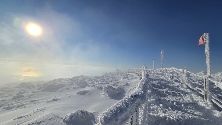 [제주=뉴시스] 우장호 기자 = 초겨울 추위가 이어진 20일 오전 제주 한라산 정상부 탐방로에 많은 눈이 쌓여 아름다운 광경을 연출하고 있다. (사진=독자 김경미씨 제공) 2025.11.20. photo@newsis.com *재판매 및 DB 금지