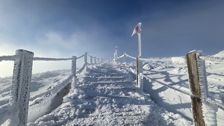 [제주=뉴시스] 우장호 기자 = 초겨울 추위가 이어진 20일 오전 제주 한라산 정상부 탐방로에 많은 눈이 쌓여 아름다운 광경을 연출하고 있다. (사진=독자 김경미씨 제공) 2025.11.20. photo@newsis.com *재판매 및 DB 금지