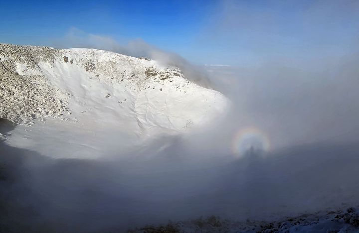 [제주=뉴시스] 우장호 기자 = 초겨울 추위가 이어진 20일 오전 한라산 백록담 정상 부근에서 고리형 무지개에 사람 그림자가 보이는 브로켄(Brocken) 현상이 나타나 시선을 끌고 있다. 브로켄은 태양을 등지고 섰을 때 사람이나 사물의 그림자 주변에 무지개 띠 같은 형상이 나타나는 대기광학 현상이다. 독일의 브로켄 산에서 처음 발견돼 이름이 붙여졌다. 과거에는 요괴나 귀신으로 착각했으나 최근에는 행운의 상징으로 여긴다. (사진=독자 김경미씨 제공) 2025.11.20. photo@newsis.com *재판매 및 DB 금지