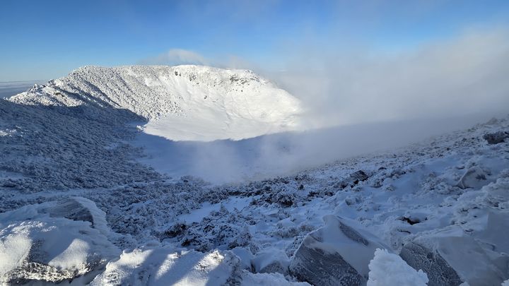 [제주=뉴시스] 우장호 기자 = 초겨울 추위가 이어진 20일 오전 제주 한라산 정상부 탐방로에 많은 눈이 쌓여 아름다운 광경을 연출하고 있다. (사진=독자 김경미씨 제공) 2025.11.20. photo@newsis.com *재판매 및 DB 금지
