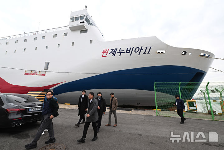 [목포=뉴시스] 이영주 기자 = 한국해운조합 직원들이 20일 오전 전남 목포시 삼학부두에서 좌초로 인해 선체 하단이 일부 파손돼 정박 중인 퀸제누비아2호를 살펴본 뒤 이동하고 있다. 2025.11.20. leeyj2578@newsis.com