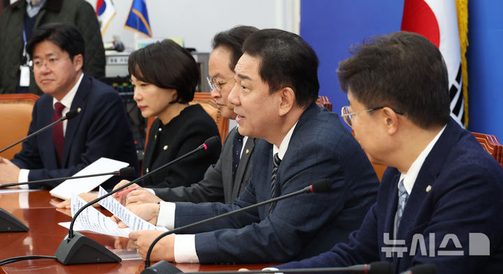 [서울=뉴시스] 김금보 기자 = 김병기 더불어민주당 원내대표가 20일 오전 서울 여의도 국회에서 열린 정책조정회의에서 발언을 하고 있다. 2025.11.20. kgb@newsis.com