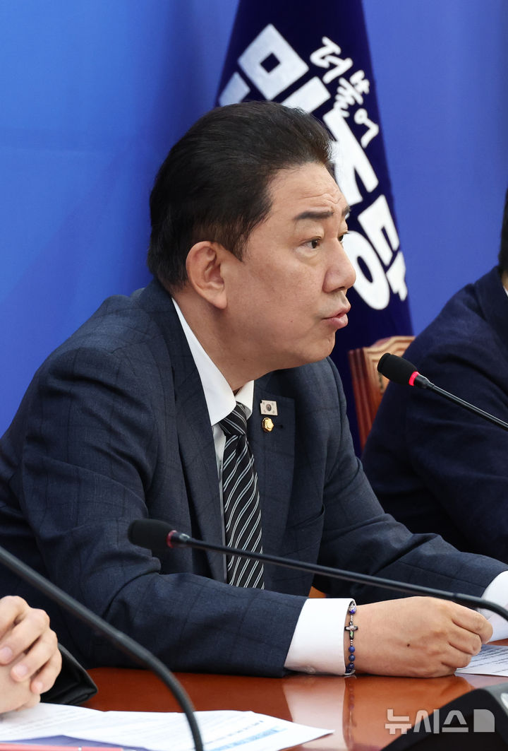 [서울=뉴시스] 김금보 기자 = 김병기 더불어민주당 원내대표가 지난 20일 오전 서울 여의도 국회에서 열린 정책조정회의에서 발언을 하고 있다. 2025.11.20. kgb@newsis.com