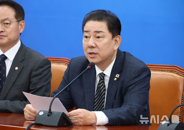 [서울=뉴시스] 김금보 기자 = 김병기 더불어민주당 원내대표가 20일 오전 서울 여의도 국회에서 열린 정책조정회의에서 발언을 하고 있다. 2025.11.20. kgb@newsis.com