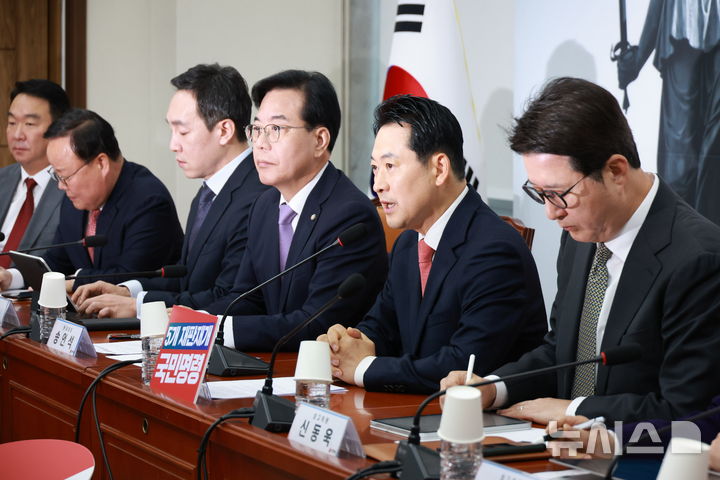 [서울=뉴시스] 고승민 기자 = 장동혁 국민의힘 대표가 20일 서울 여의도 국회에서 열린 최고위원회의에서 발언하고 있다. 2025.11.20. kkssmm99@newsis.com